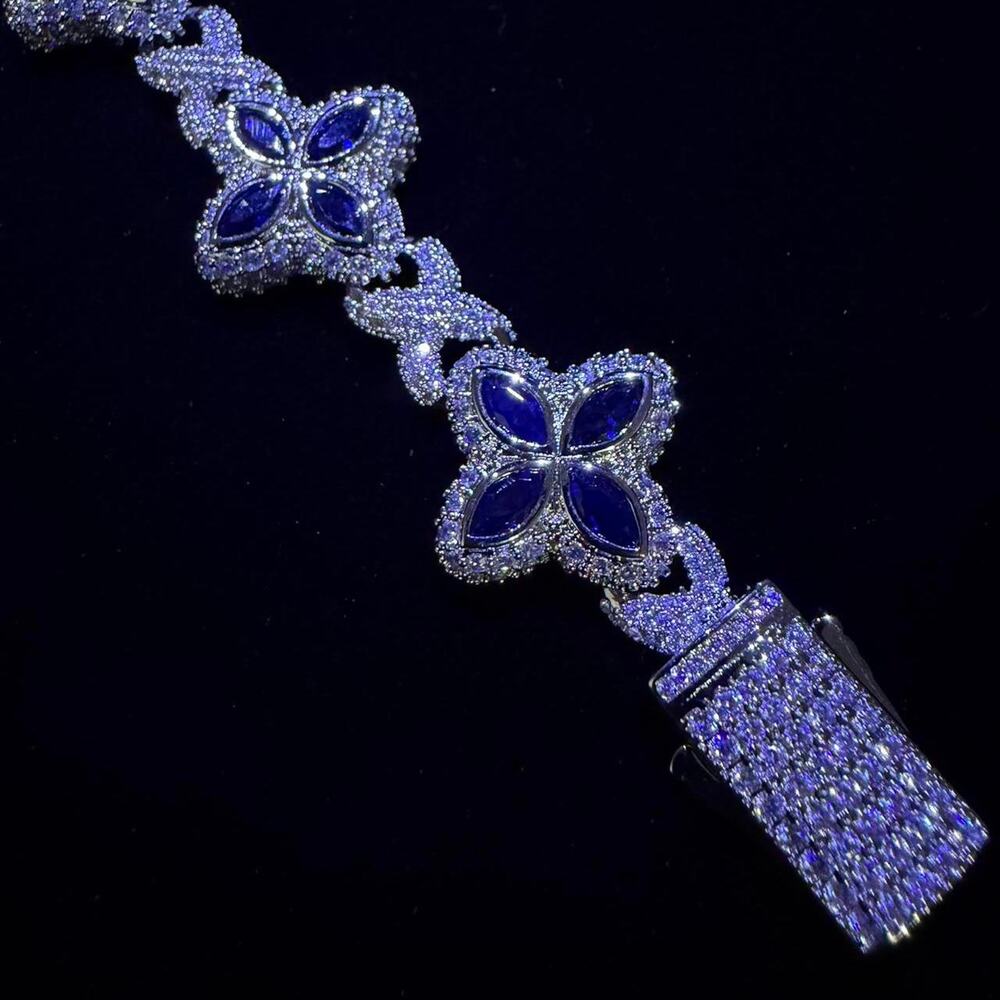 Iced navy clover flower bracelet - Picture 4 of 8